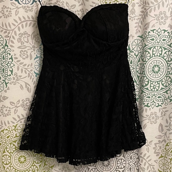 Katie, black strapless lace top, size Small - Picture 3 of 5